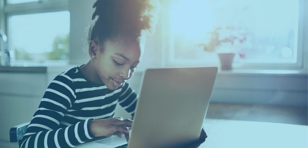 Offrir des ordinateurs aux enfants pour leur permettre de poursuivre leur éducation