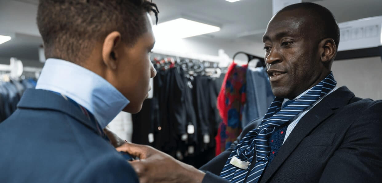 Collecter des vêtements professionnels pour des entretiens d’embauche
