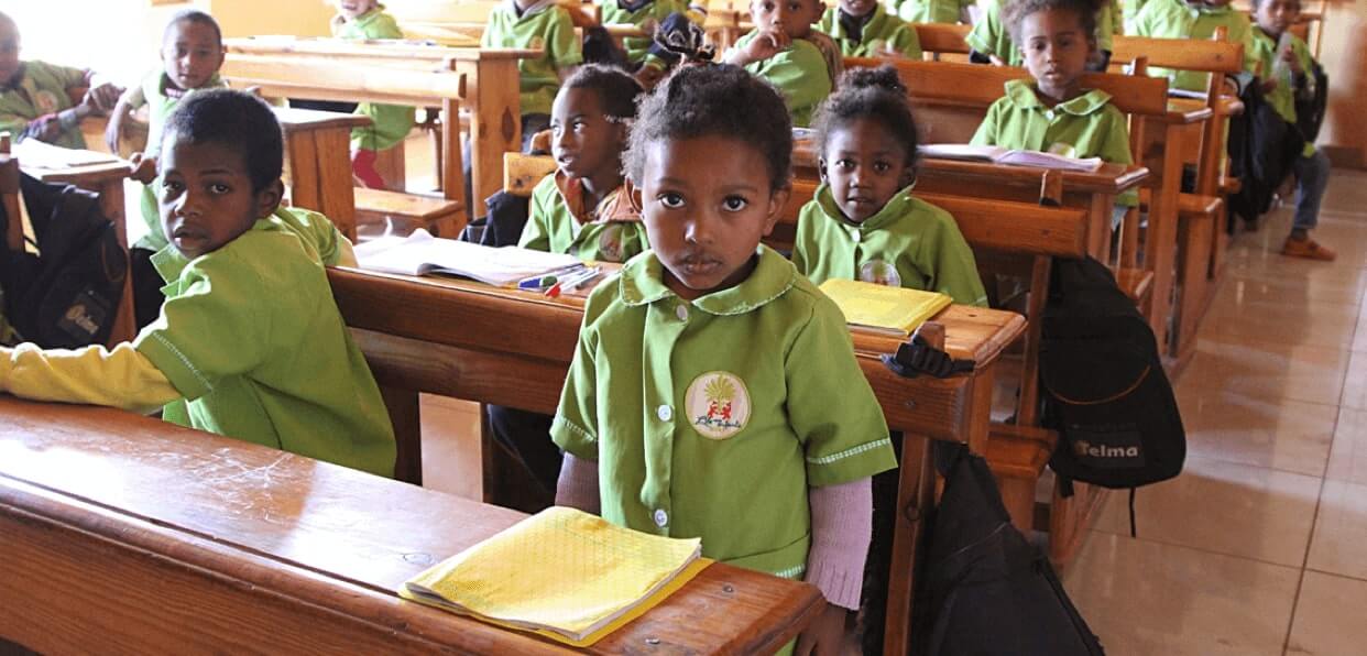 Distribuer des fournitures scolaires à Madagascar