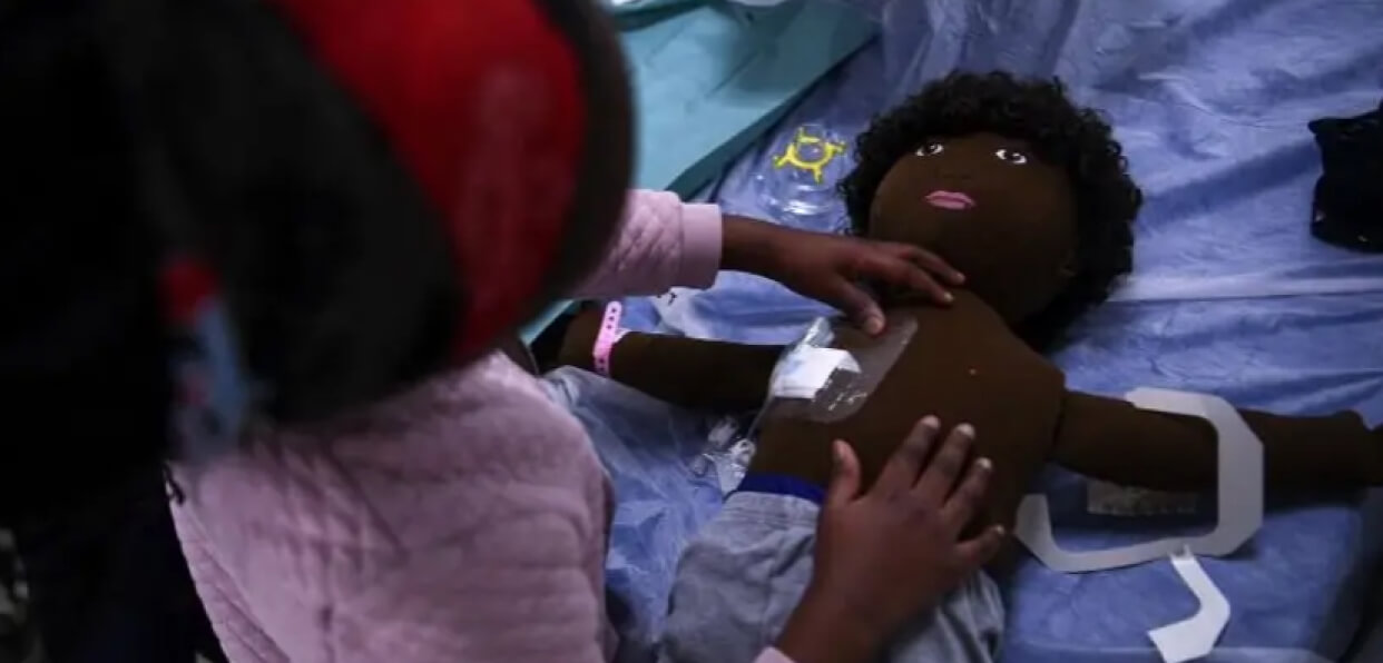 Offrir des poupées à cathéter aux enfants hospitalisés atteints de cancer