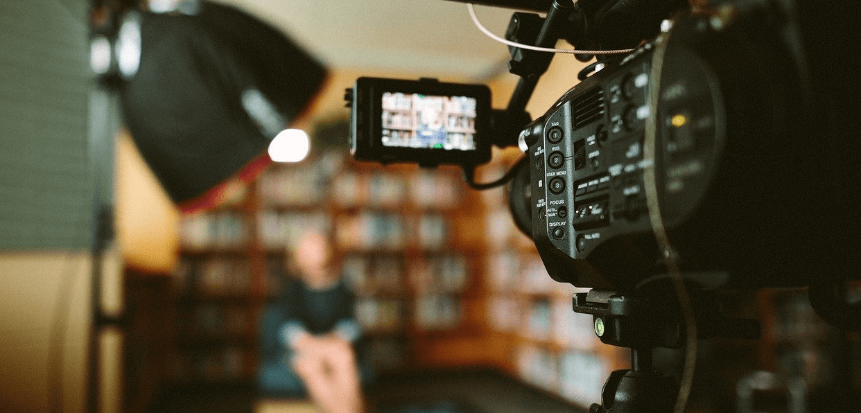 Financer la réalisation d’un film sur la représentation sexiste et patriarcale des femmes dans le cinéma , la publicité et la télévision.
