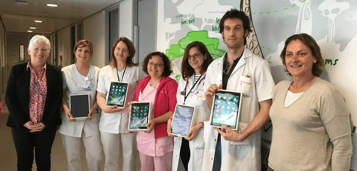 Offrir des tablettes aux hôpitaux pédiatriques