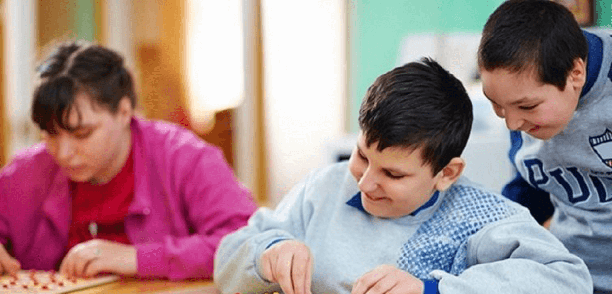 Accompagner des enfants en difficulté par les arts