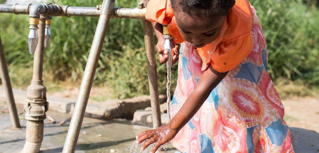 Distribuer de l’eau potable à des enfants en Afrique